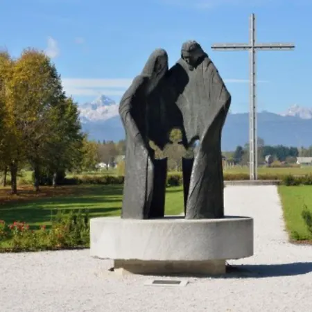 旅馆 Far Away So Close Near Bled *