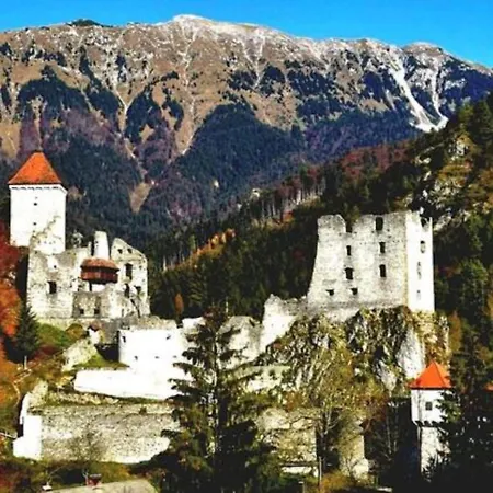 Fully Equipped Six Bedroom House 15 Kilometers From Bled - With A Terrace, Garden, Playground, And Parking Auberge de jeunesse