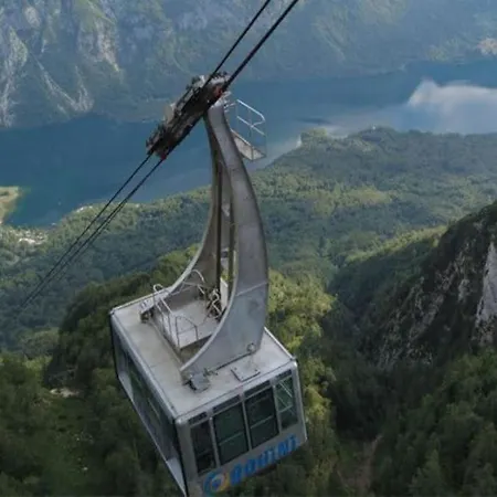 旅馆 Far Away So Close Near Bled