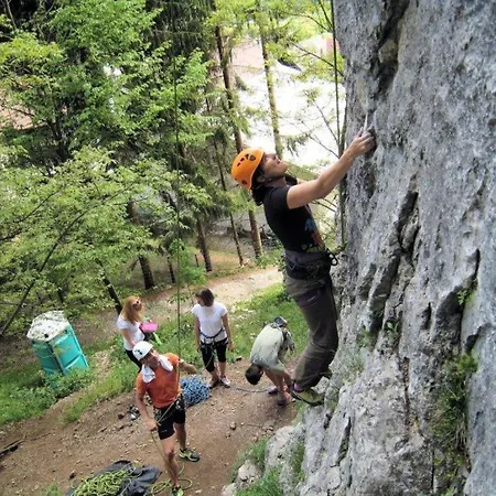 旅馆 Far Away So Close Near Bled