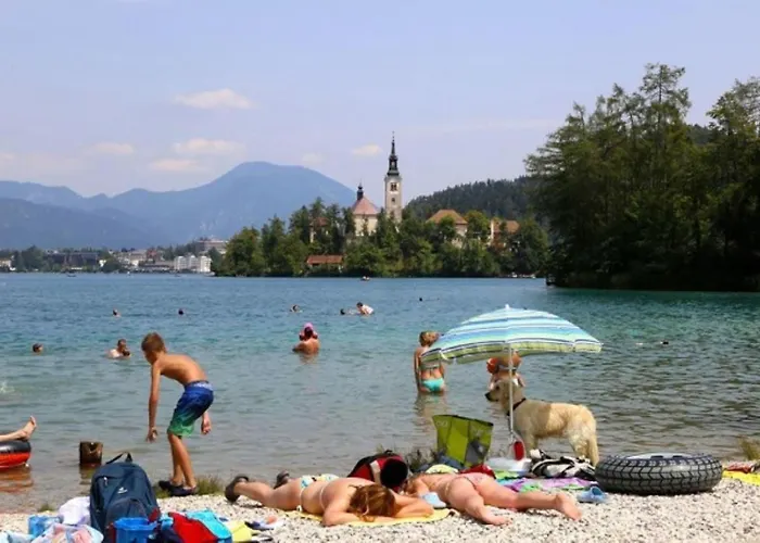 بيت شباب Fully Equipped Six Bedroom House 15 Kilometers From Bled - With A Terrace, Garden, Playground, And Parking Kropa