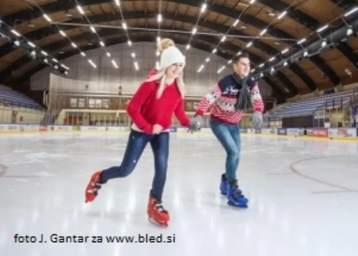 بيت شباب Fully Equipped Six Bedroom House 15 Kilometers From Bled - With A Terrace, Garden, Playground, And Parking *