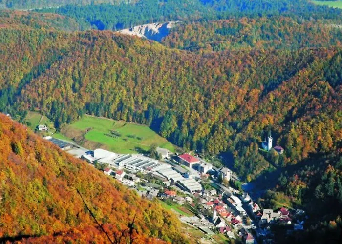 Fully Equipped Six Bedroom House 15 Kilometers From Bled - With A Terrace, Garden, Playground, And Parking بيت شباب Kropa