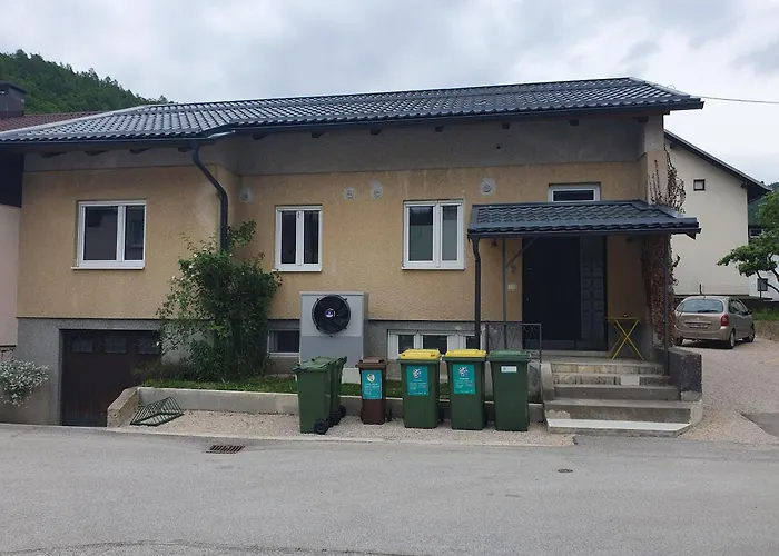 Auberge de jeunesse Fully Equipped Six Bedroom House 15 Kilometers From Bled - With A Terrace, Garden, Playground, And Parking