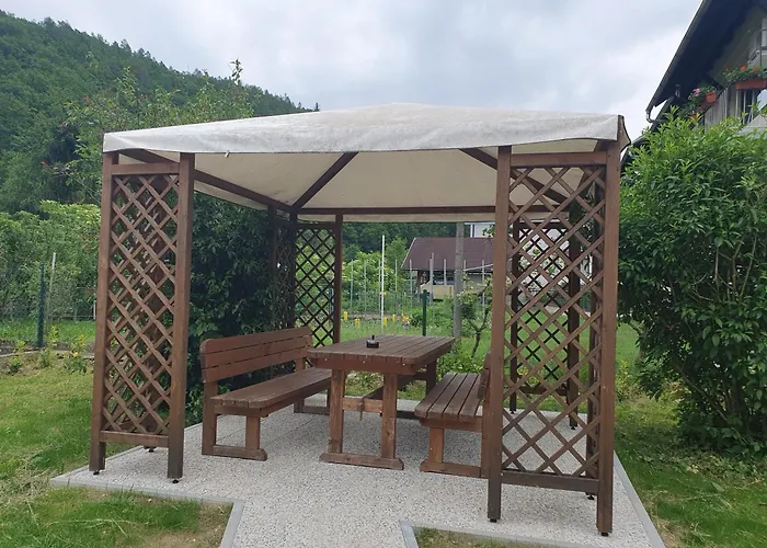 بيت شباب Fully Equipped Six Bedroom House 15 Kilometers From Bled - With A Terrace, Garden, Playground, And Parking