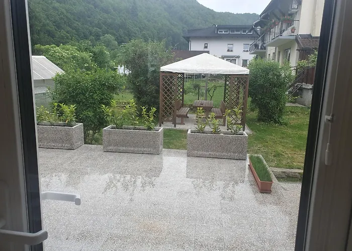 بيت شباب Fully Equipped Six Bedroom House 15 Kilometers From Bled - With A Terrace, Garden, Playground, And Parking Kropa