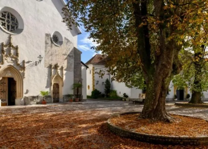 Auberge de jeunesse Fully Equipped Six Bedroom House 15 Kilometers From Bled - With A Terrace, Garden, Playground, And Parking *